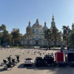 Cette place devant la cathédrale Zenkov d'Almaty est régulièrement occupé par les pigeons, des jeux d'enfants et des marchands d'objets de style soviétique