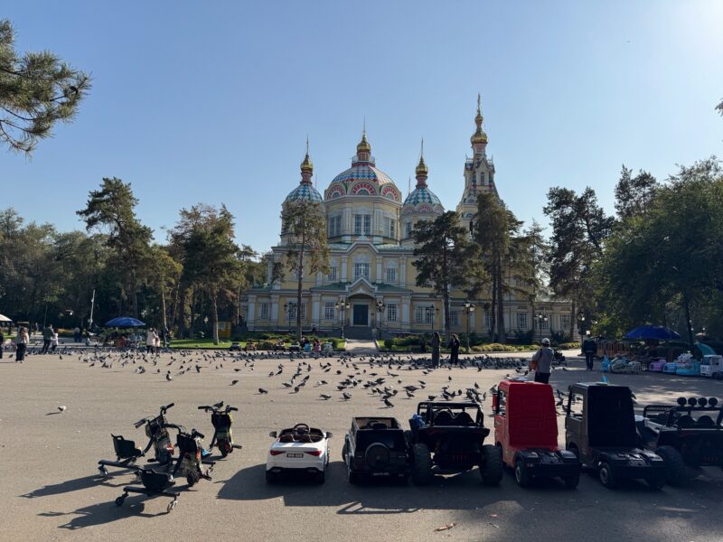Cette place devant la cathédrale Zenkov d'Almaty est régulièrement occupé par les pigeons, des jeux d'enfants et des marchands d'objets de style soviétique