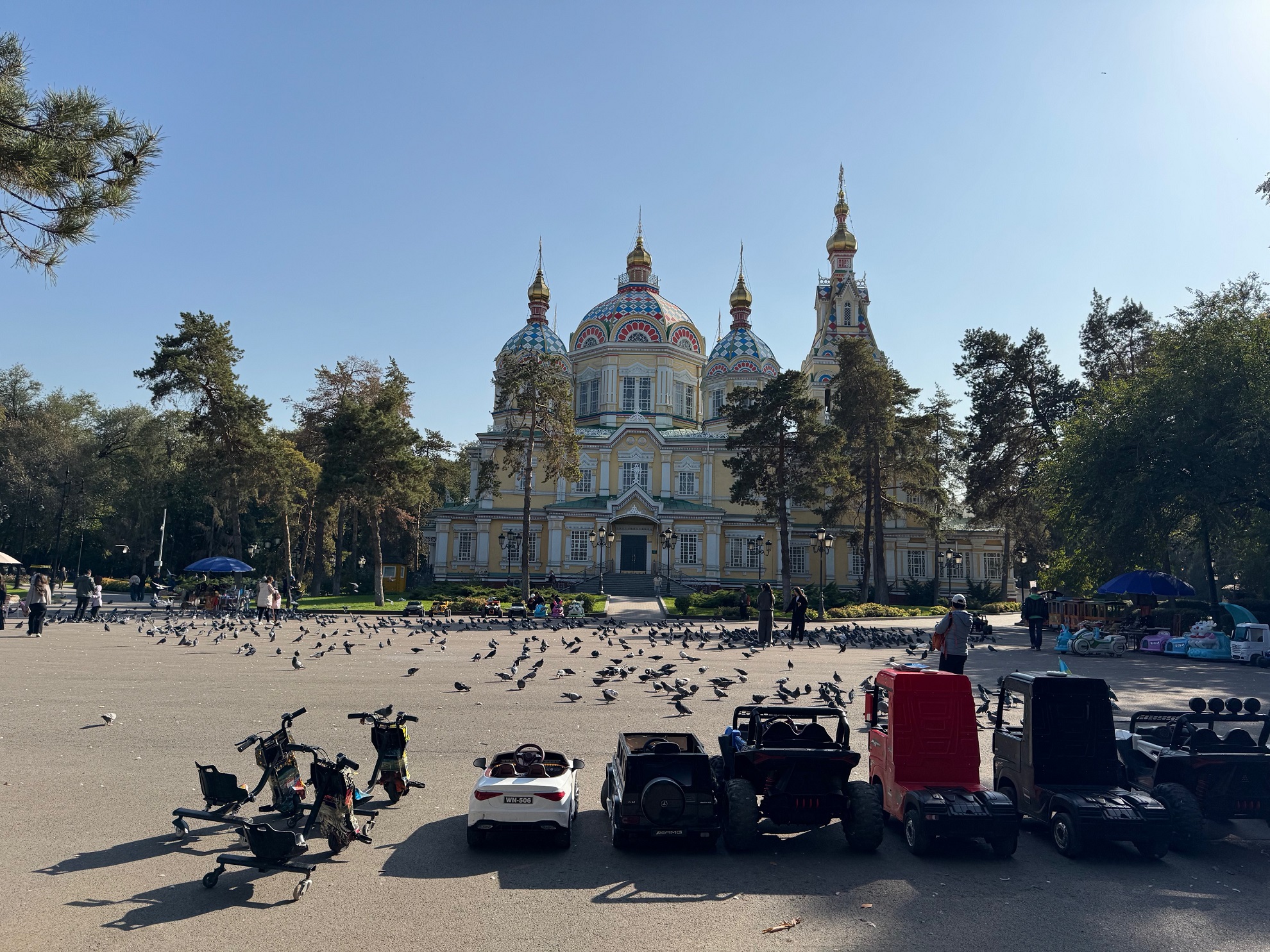 Cette place devant la cathédrale Zenkov d'Almaty est régulièrement occupé par les pigeons, des jeux d'enfants et des marchands d'objets de style soviétique