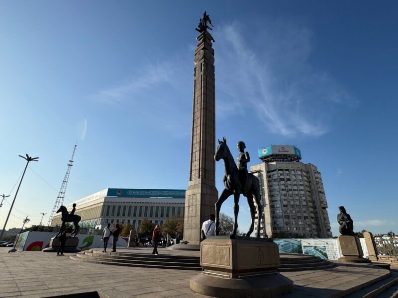 Au centre de la Place de l'Indépendance, le monument à l'Homme d'or rend hommage au soldat devenu l'un des symboles du Kazakhstan