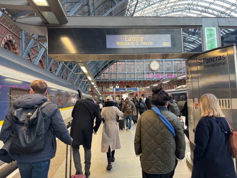 Le quai de l'Eurostar à l'arrivée en Gare de St Pancras à Londres