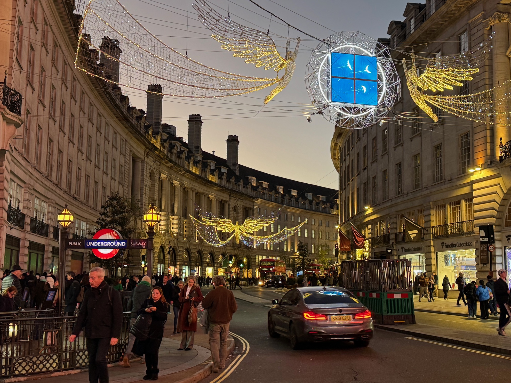 Regent Street est l'une des rues les plus richement décorées de Londres pendant la période de Noël