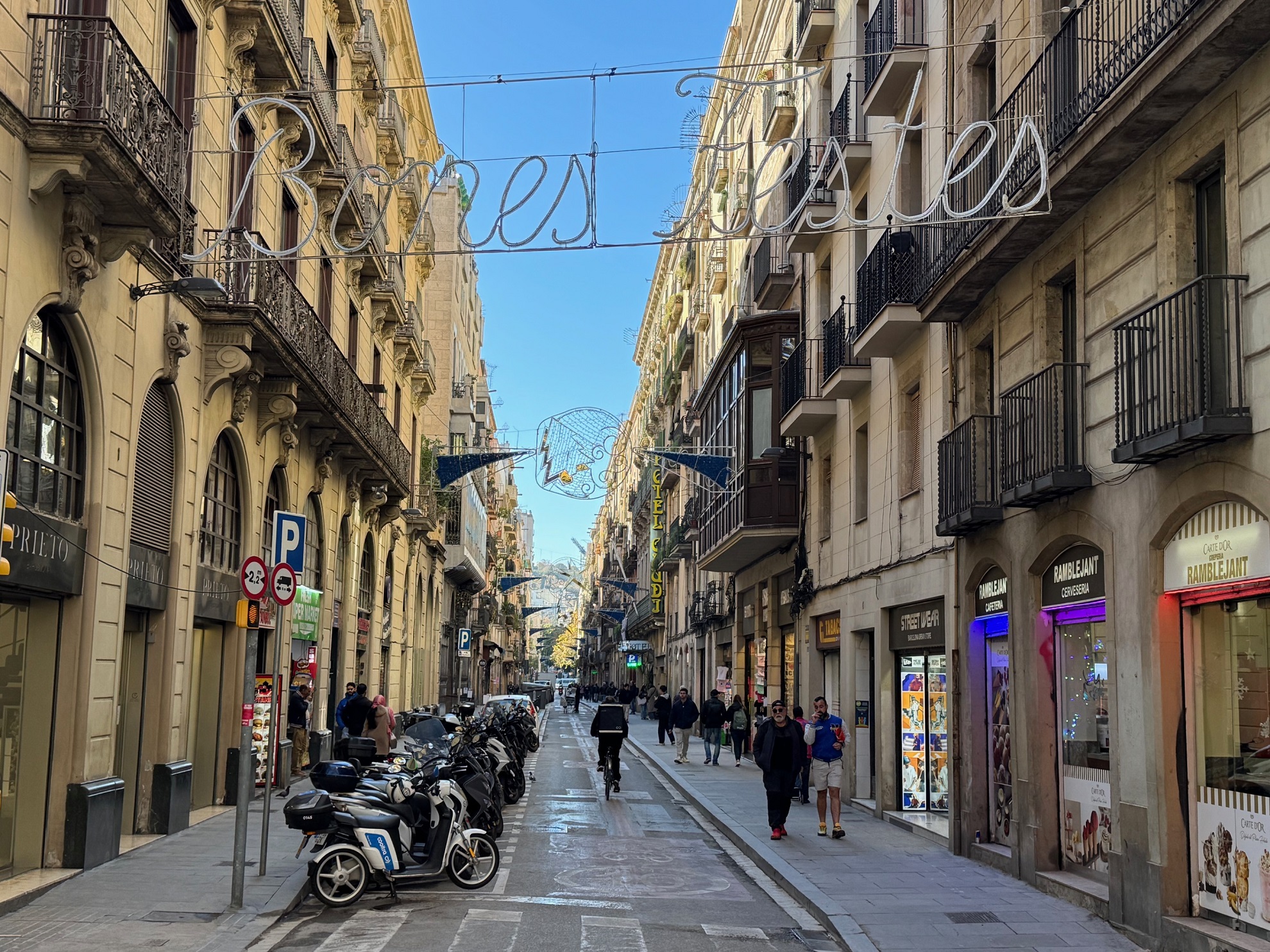 Une rue décorée pour les fêtes de Noël à Barcelone, près de la Rambla (novembre 2025)