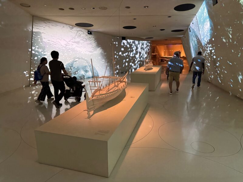Les premières salles du musée retracent l'histoire de la pêche à la perle, à l'origine des premières richesses du Qatar