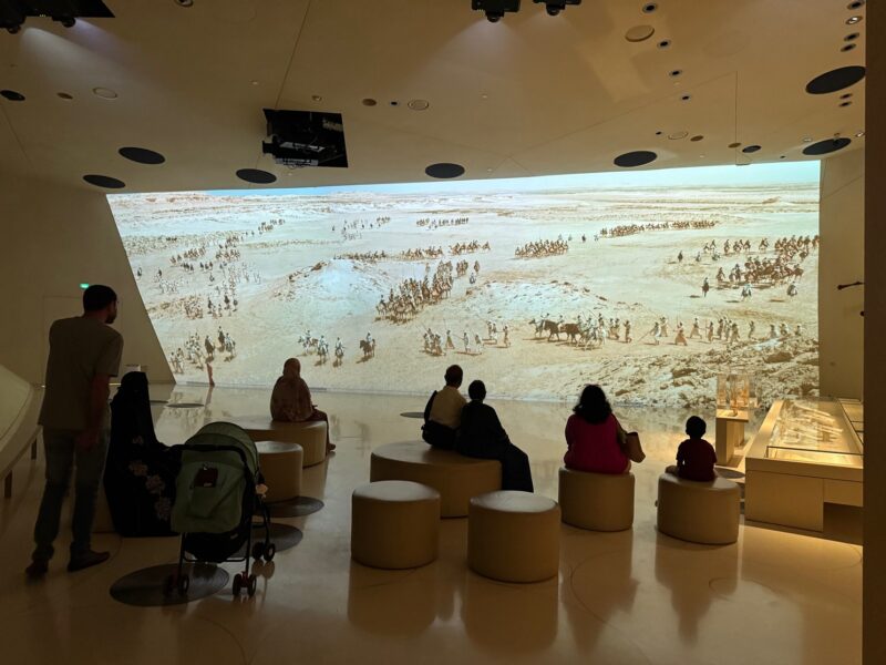 Cette salle du musée national du Qatar vous plonge dans l'ambiance du désert, au milieu des tribus nomades qui peuplent le Qatar