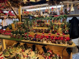 Des Tió de Nadal, une tradition de Noël en Catalogne, sur un stand du marché de Noël de la Fira de Santa Llúcia à Barcelone (Espagne)