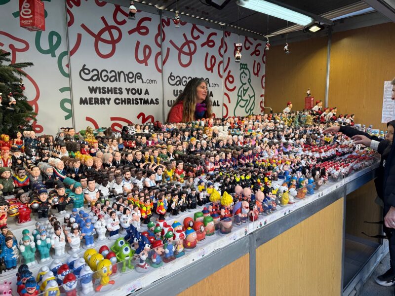 Des figurines variées dans la posture typique du Caganer catalan, ici vendues sur le marché de Noël de la Sagrada Familia