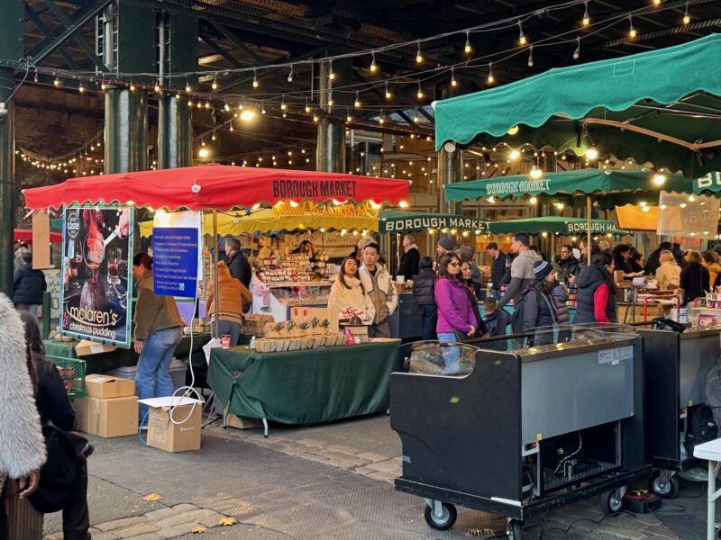 En novembre et en décembre, le stand McLaren's vend (depuis plus de 20 ans !) de délicieux puddings de Noël sur le Borough Market