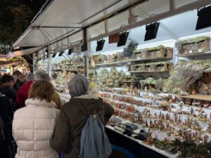 Un stand de santons pour la crèche sur le marché de Noël de la Fira de Santa Llúcia à Barcelone