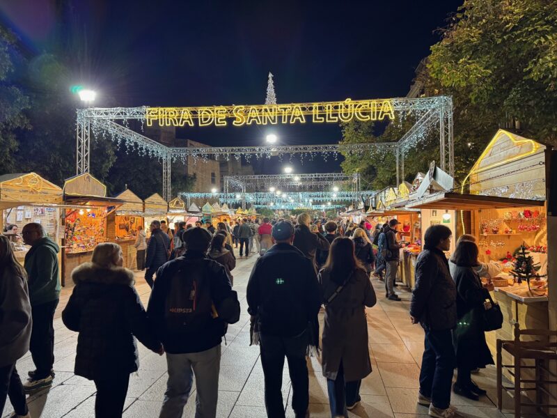 La Fira de Santa Llúcia, près de la cathédrale de Barcelone, est l'un des plus beaux marchés de Noël de la capitale de la Catalogne