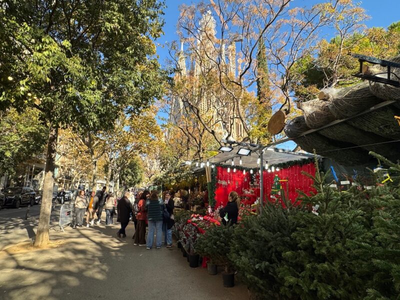 Le marché de Noël de la Sagrada Familia se trouve au pied du monument emblématique de Barcelone