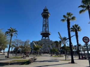 En prenant à droite au sud de la Rambla, on peut voir la Torre Jaume I, une gare intermédiaire du téléphérique du port de Barcelone