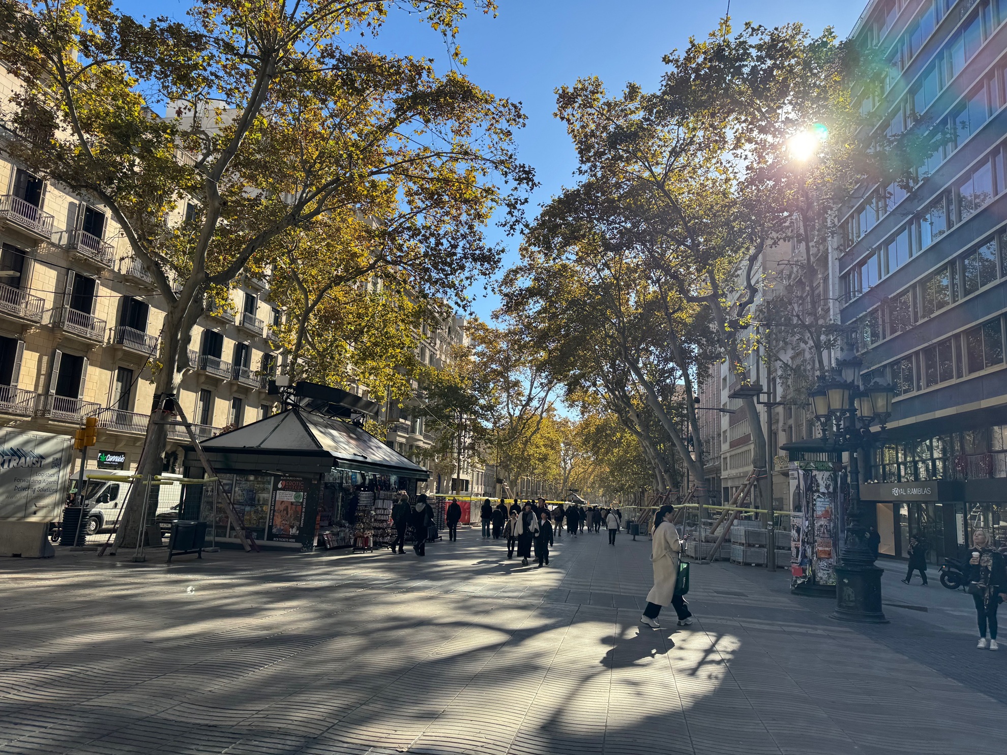 Vue sur les trottoirs de la Rambla à Barcelone, pendant des travaux en novembre 2025