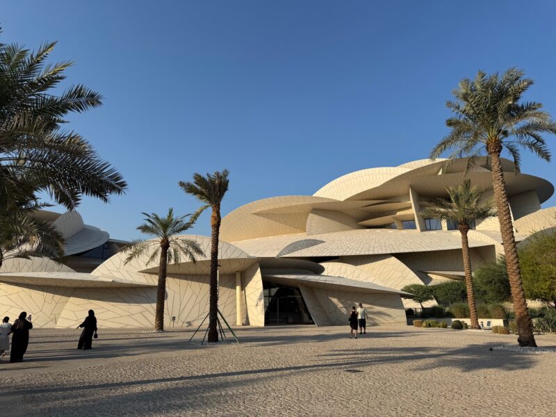 Vue sur l'architecture de la "rose des sables" signée Jean Nouvel, dans laquelle le nouveau musée national du Qatar a été inauguré en 2019 à Doha