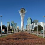 Le boulevard Nurzkhol offre une belle perspective sur le Bayterek, le monument-emblème du Kazakhstan
