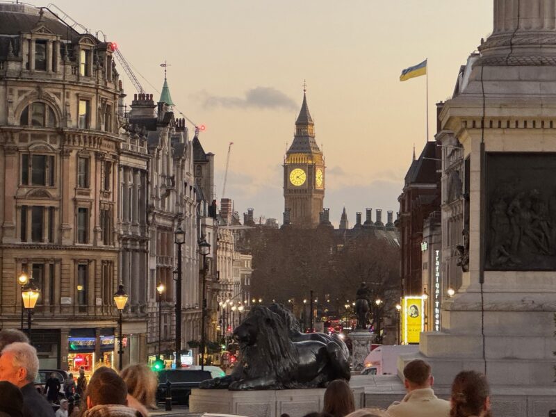 La vue sur Big Ben depuis Trafalgar Square, où se tient chaque année un marché de Noël pendant les fêtes de fin d'année
