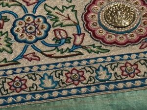 Vue des détails du tapis de Baroda, la pièce maîtresse du musée national du Qatar