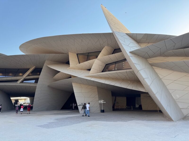 L'entrée du bâtiment où acheter son billet d'entrée pour le musée national du Qatar, à Doha