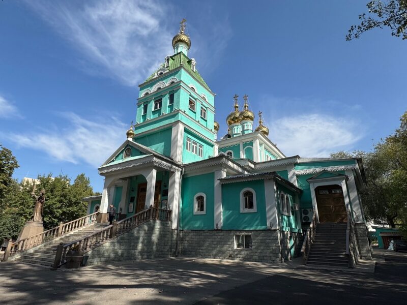 La cathédrale Saint-Nicolas d'Almaty, de style orthodoxe, est toute verte de haut en bas !