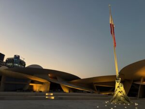 Vue de l'extérieur du musée national du Qatar, au coucher du soleil