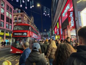 Avant les fêtes de Noël, les trottoirs d'Oxford Street sont régulièrement noirs de monde !
