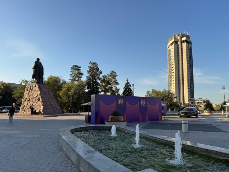La Place Abaï, avec l'hôtel Kazakhstan (un gratte-ciel emblématique d'Almaty construit durant l'ère soviétique) en arrière-plan