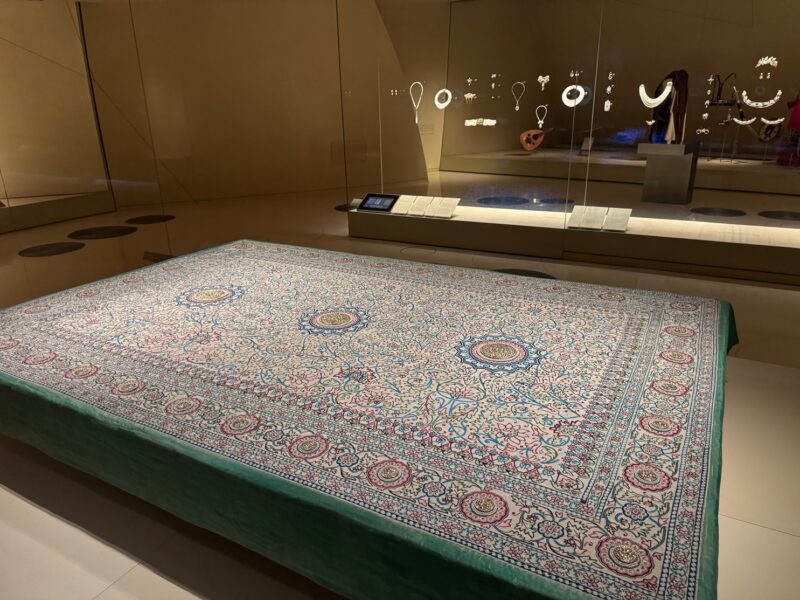 Le tapis de Baroda est la pièce maîtresse du musée national du Qatar : peu de visiteurs semblent le voir, mais le tapis est composé de 1,5 million de perles !