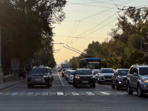 Almaty est sillonnée de grandes artères routières, bordées de larges trottoirs protégés par des arbres