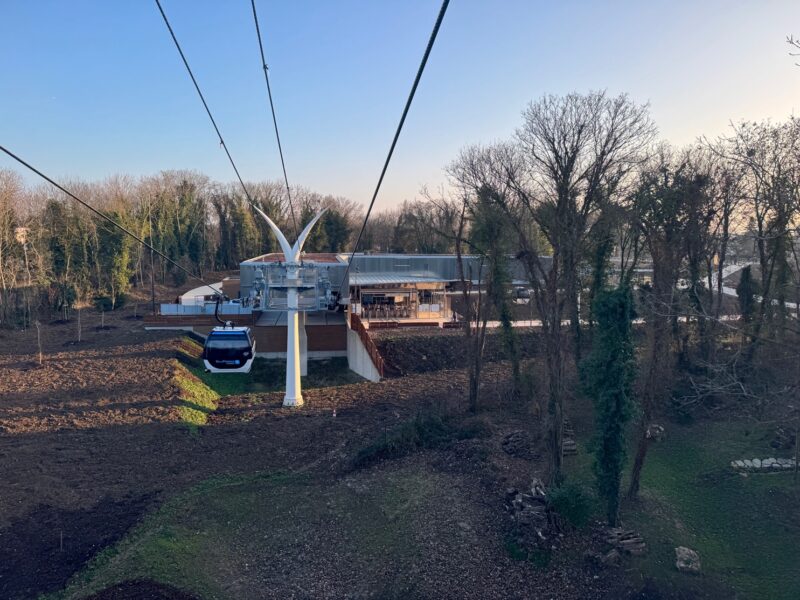 L'arrivée à la gare de La Végétale, à Limeil-Brévannes, où le téléphérique tourne de 90° pour rejoindre Villeneuve-Saint-Georges
