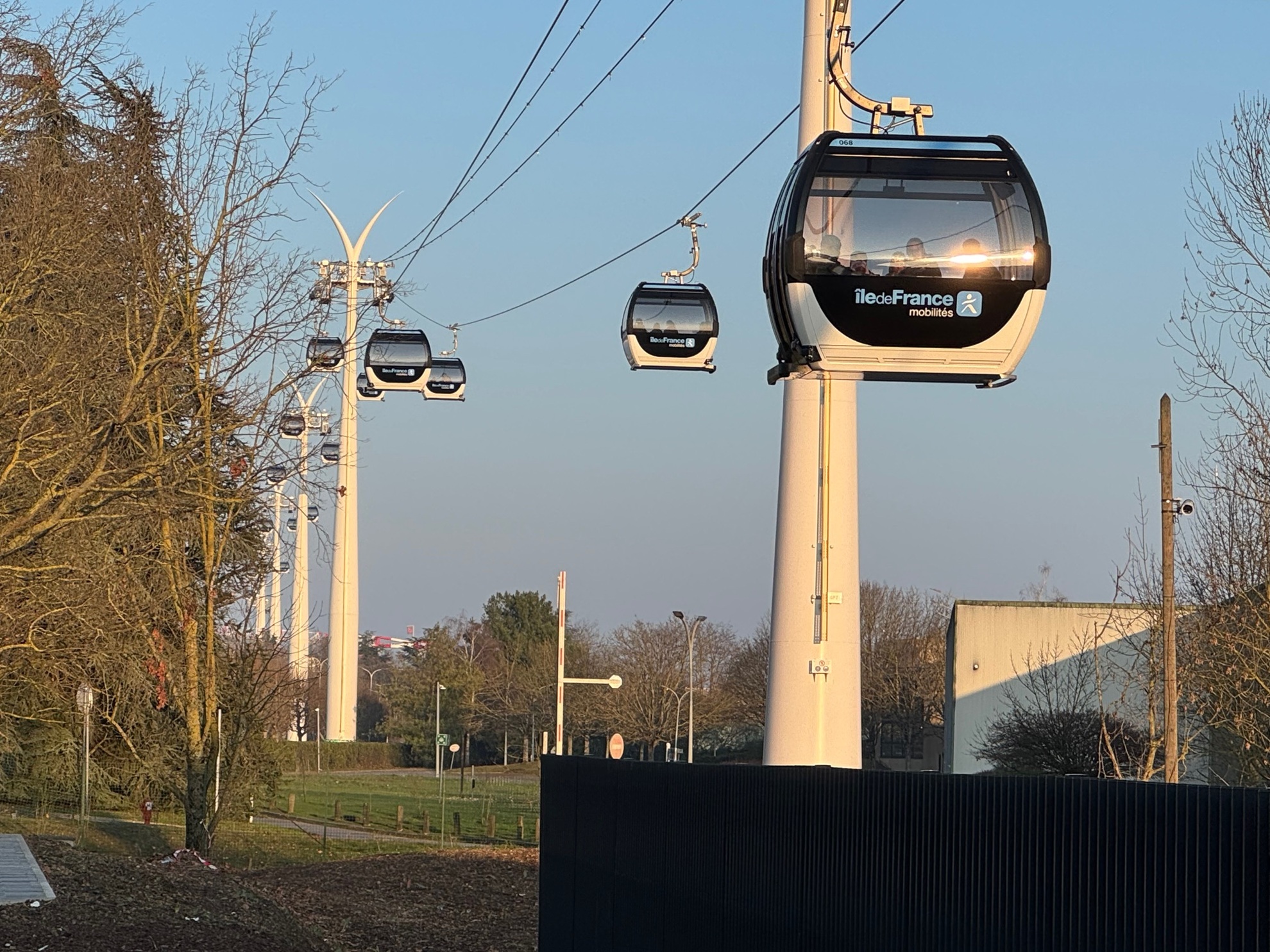 Les cabines de la ligne 1 du téléphérique d'Île-de-France, inaugurées en décembre 2025 (ici, au niveau de la gare de Villa Nova)