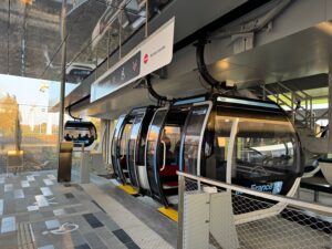 Les cabines du téléphérique d'Île-de-France, vues en descendant au terminus de Villa Nova (Villeneuve-Saint-Georges)