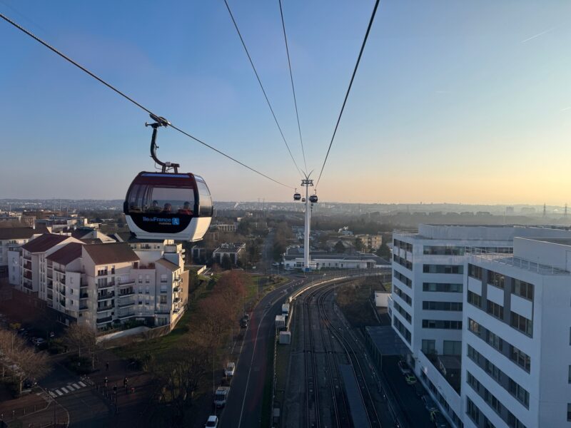 La vue depuis l'une des cabines du téléphérique C1, après le départ de Pointe du Lac à Créteil (Val-de-Marne)