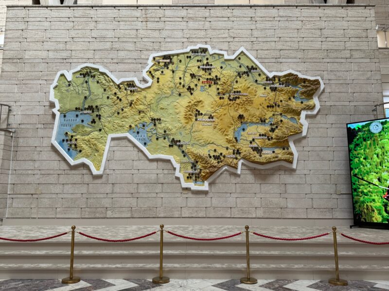 Une carte du Kazakhstan, exposée dans le hall du musée central d’État à Almaty (Kazakhstan)