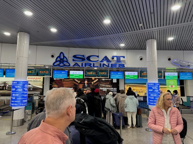 Les comptoirs d'enregistrement de la compagnie SCAT Airlines à l'aéroport d'Astana (Kazakhstan)
