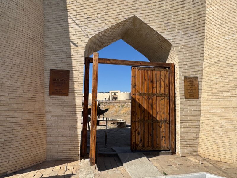L'entrée principale de la citadelle de Chimkent, reconstruite après d'importants travaux de rénovation en 2020