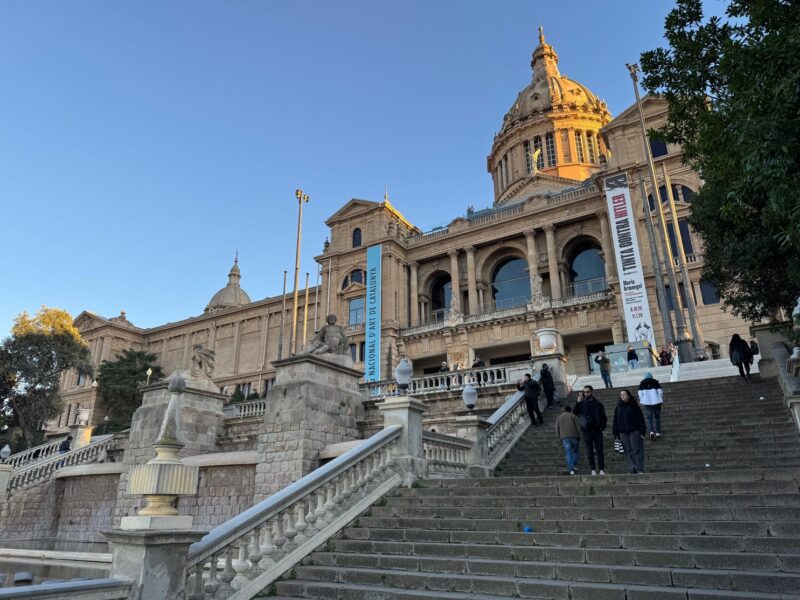 Les escaliers devant le Musée national d'Art de Catalogne, qui trône en majesté sur les hauteurs de la colline de Montjuïc