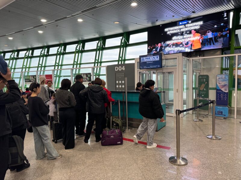 Même si SCAT Airlines est une compagnie low-cost, l'embarquement à l'aéroport d'Astana se fait depuis une porte avec passerelle