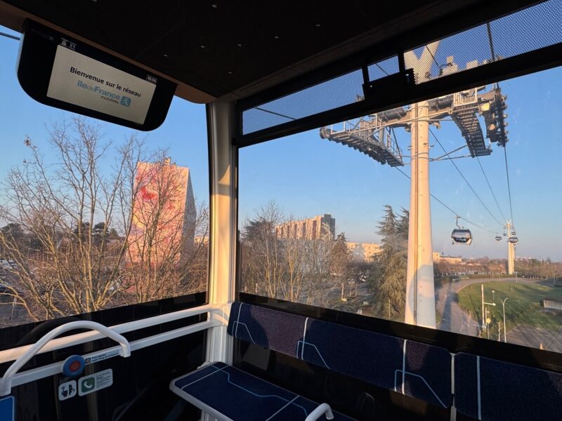 L'intérieur d'une cabine du téléphérique d'Île-de-France (câble C1), au départ de la gare de Villa Nova