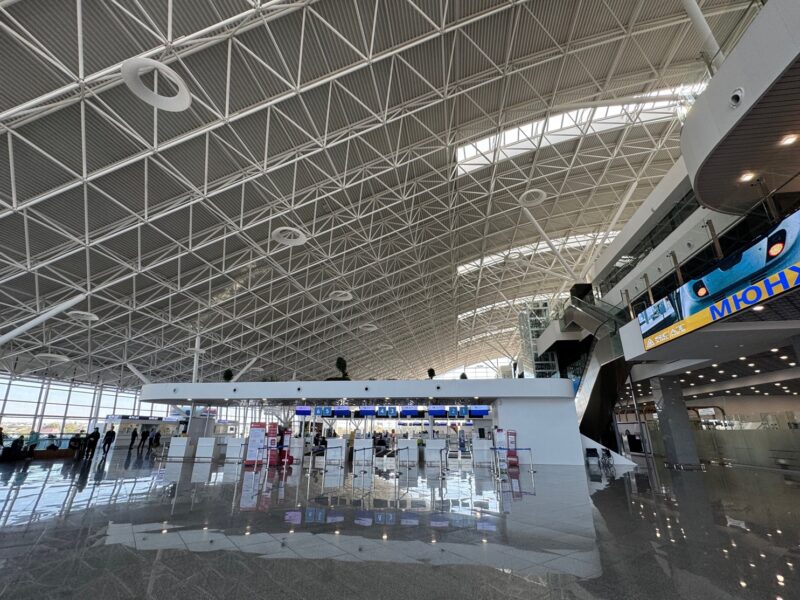 L'aéroport de Chimkent est composé d'un unique grand terminal, très moderne et spacieux, où je prendrai un café avant de rejoindre le centre-ville