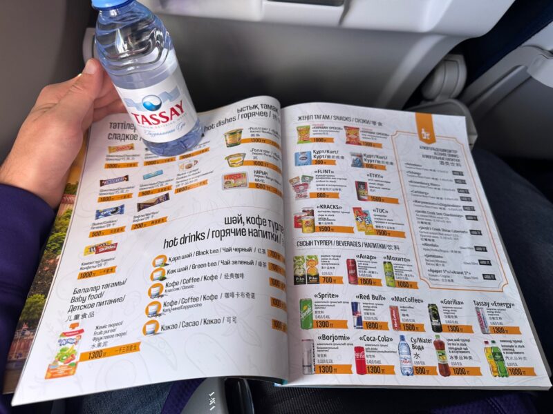 En vol, SCAT Airlines offre une bouteille d'eau à tous les passagers, mais le reste de la prestation est payant (la carte reste abordable)