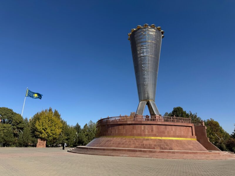 Le Altyn Shanyrak est composé de 137 éléments métalliques, qui symbolisent les 137 nationalités qui composent la diversité du Kazakhstan