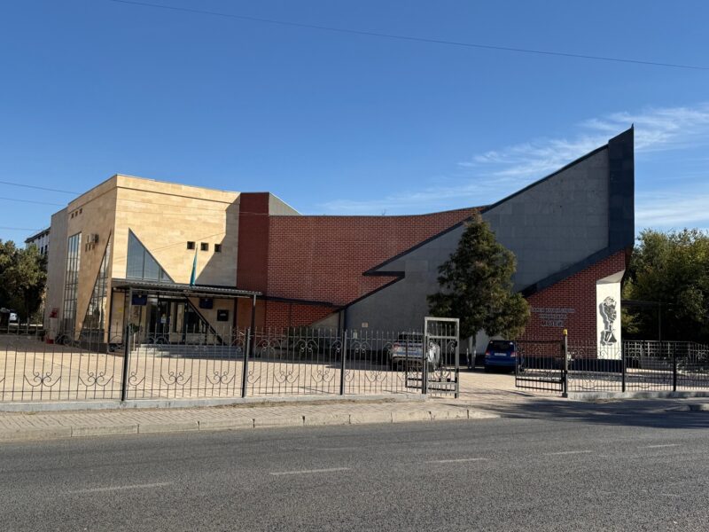 Le bâtiment du Musée des victimes de la répression politique, en face du Parc Abaï à Chimkent (Kazakhstan)