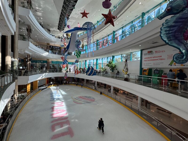 Le centre commercial Mega Planet de Chimkent présente peu d'intérêt, si ce n'est sa patinoire étonnante et son food court en terrasse au dernier étage