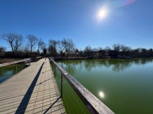 Le Dyssebroen, l'un des ponts qui permet de se promener autour de la "ville libre" de Christiania, à Copenhague (Danemark)