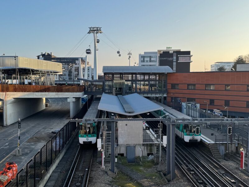 La station Pointe du Lac accueille le terminus de la ligne 8 du métro parisien et le départ du câble C1 (téléphérique d'Île-de-France)