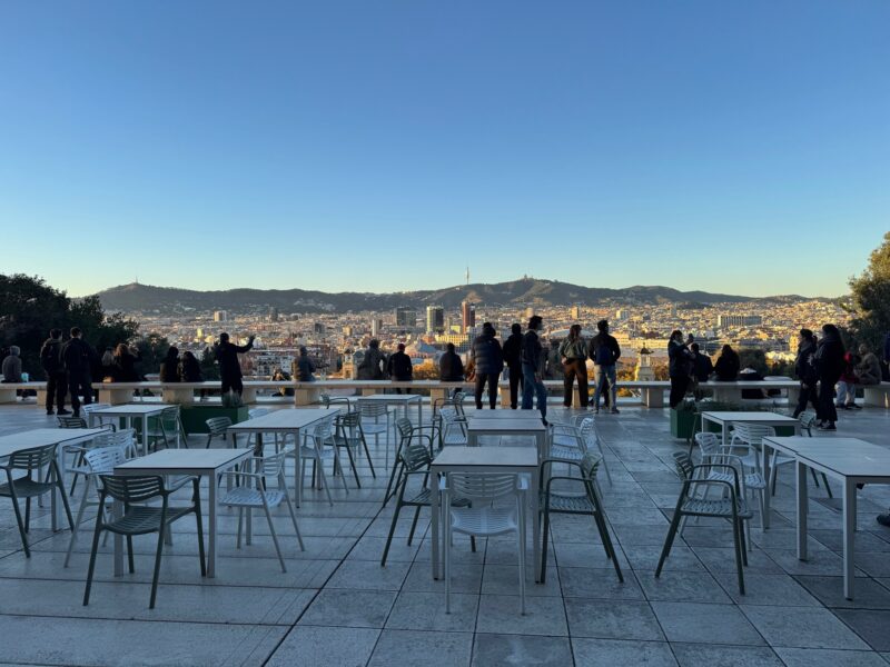 La terrasse devant le Palais national (qui abrite le musée national d'art de Catalogne) attire les touristes qui profitent là d'une vue incroyable sur Barcelone