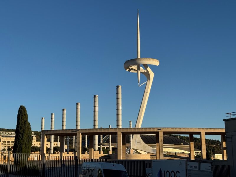 La Torre Telefónica, conçue par Santiago Calatrava, a notamment permis la rediffusion des Jeux olympiques d'été de Barcelone en 1992
