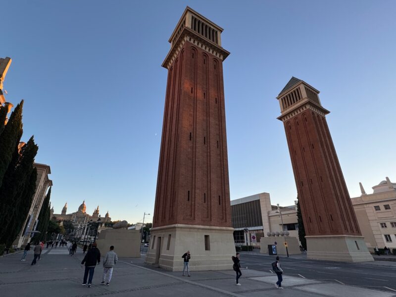 Les Tours Vénitiennes de Barcelone ont été construites pour marquer l'entrée de la zone où se tenait l'Exposition universelle de 1929, sur la colline de Montjuïc