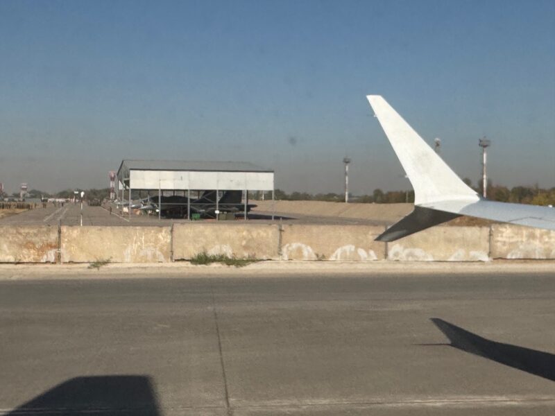 Lors de notre arrivée à l'aéroport de Chimkent, nous venons nous garer à côté de cette base militaire kazakh