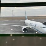 Le Boeing 737 MAX 8 de la compagnie aérienne kazakh SCAT Airlines, qui me mènera jusqu'à Chimkent (vu ici au départ de l'aéroport d'Astana)